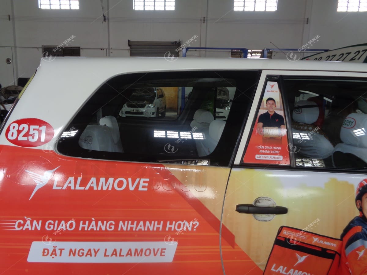 quảng cáo trên kính xe taxi