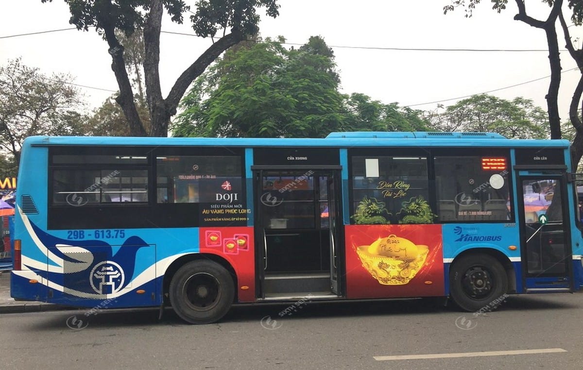 Dọi quảng cáo trên xe bus tại Hà Nội tuyến 09b