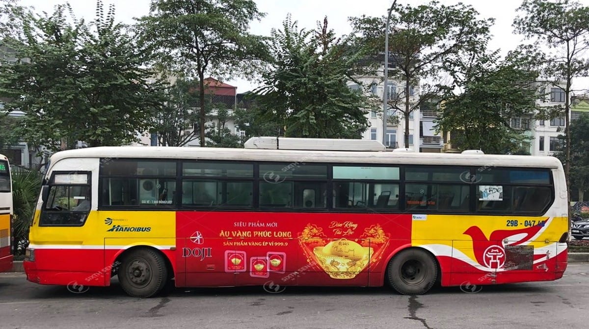 Dọi quảng cáo trên xe bus tại Hà Nội tuyến 21a