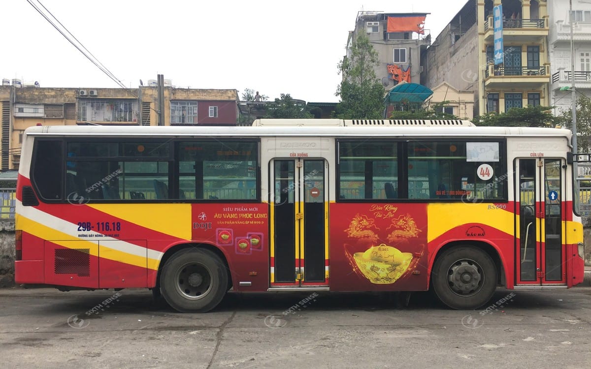 Dọi quảng cáo trên xe bus tại Hà Nội tuyến 44