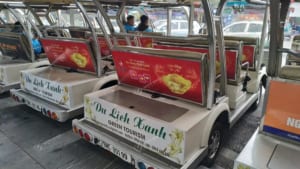 Doji quảng cáo trên xe ô tô điện tại Hà Nội