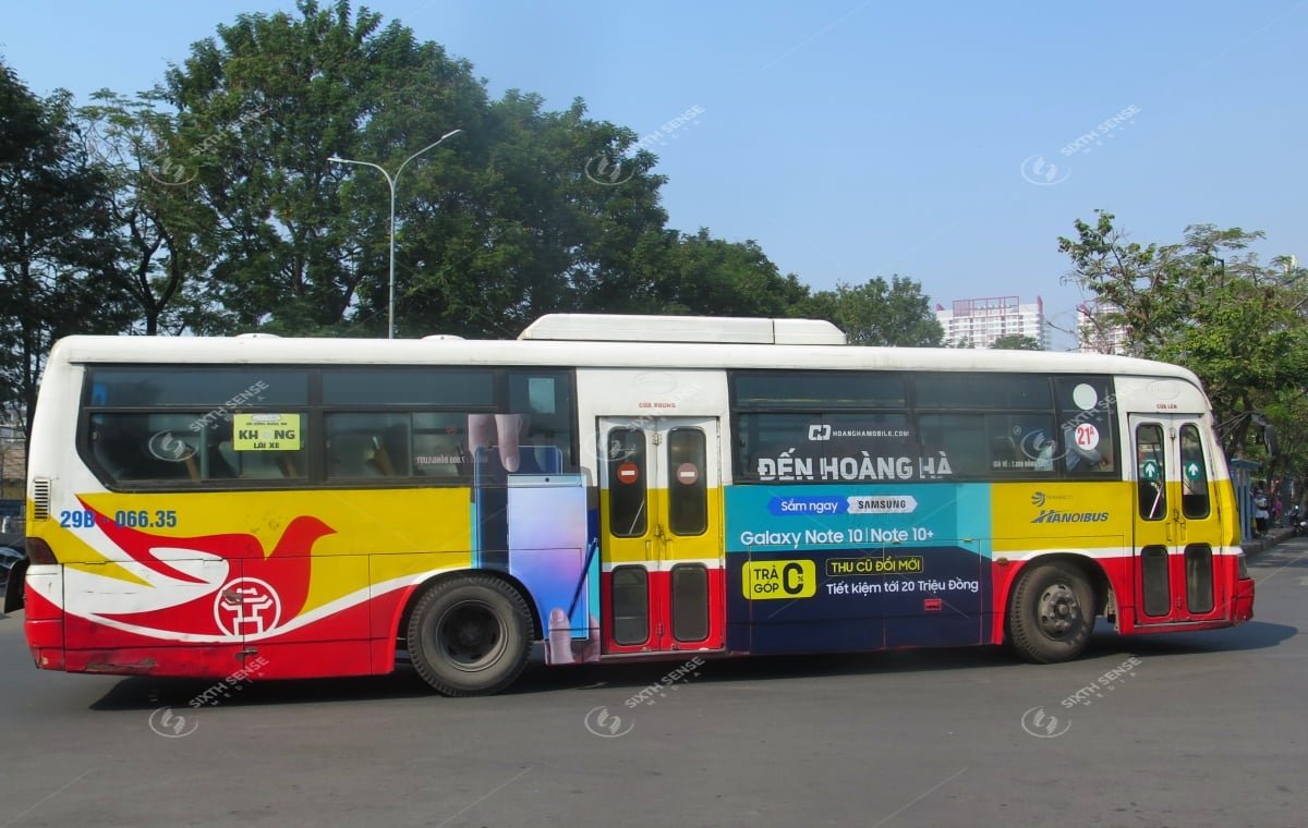 Hoàng Hà Mobile quảng cáo trên xe bus tuyến 21a tại Hà Nội