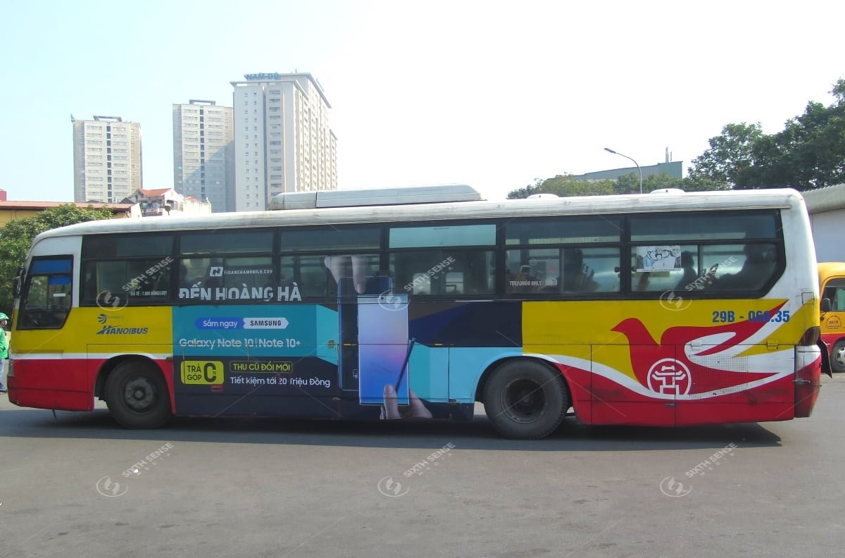 Hoàng Hà Mobile quảng cáo trên xe bus tuyến 21a tại Hà Nội
