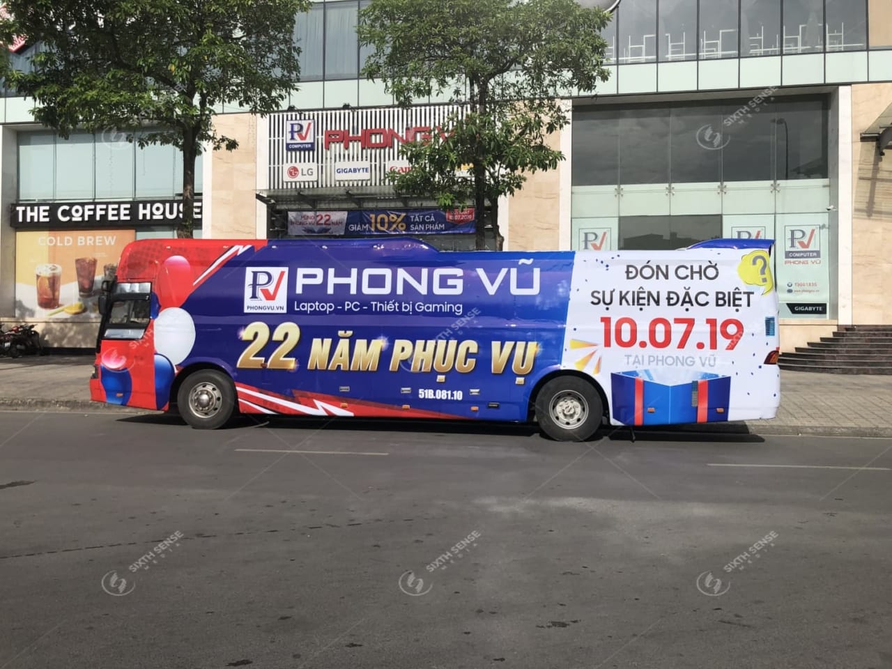 Phong Vũ triển khai Luxury roadshow quảng cáo trên xe 45 chỗ