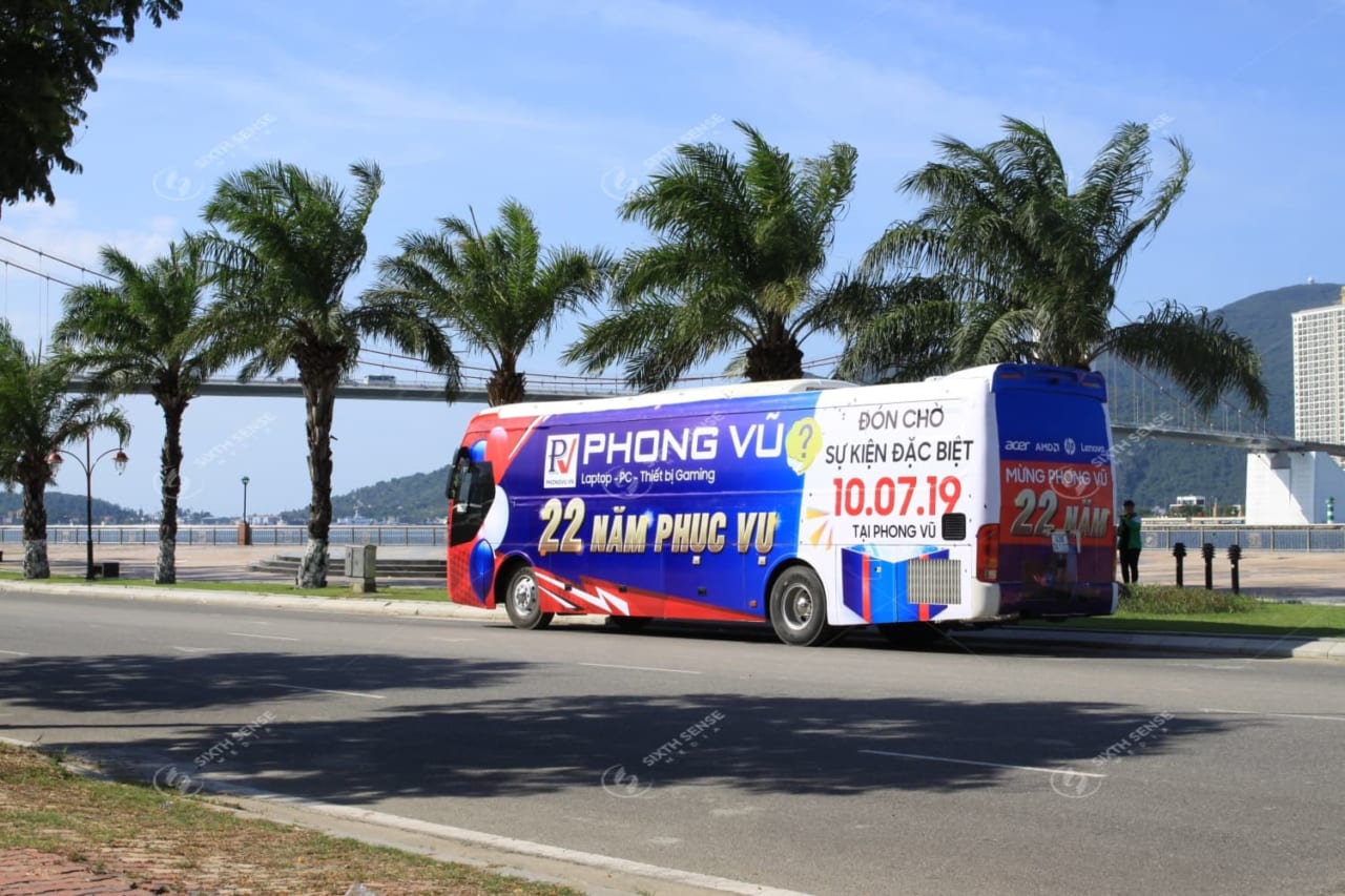 Phong Vũ triển khai Luxury roadshow quảng cáo trên xe 45 chỗ