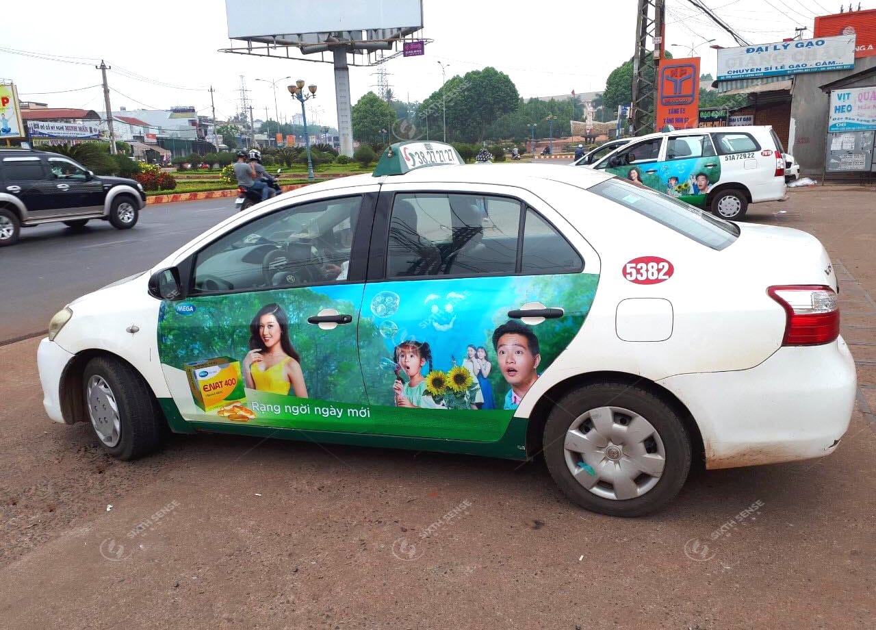 Mega wecare quảng cáo 4 cánh trên xe taxi Vinasun 4 chỗ tại Dak lak