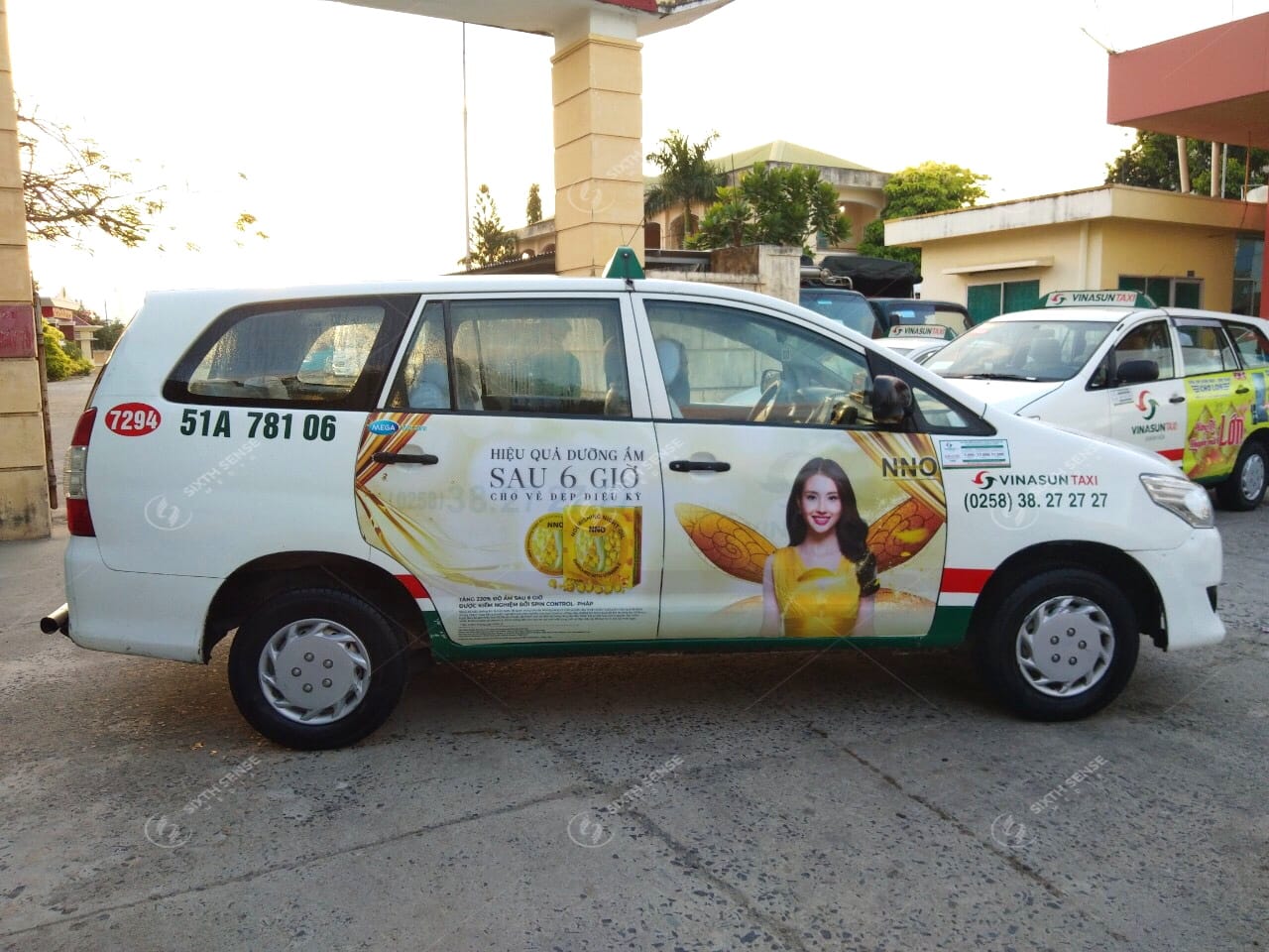 Mega wecare quảng cáo 4 cánh trên xe taxi Vinasun 7 chỗ tại Nha Trang