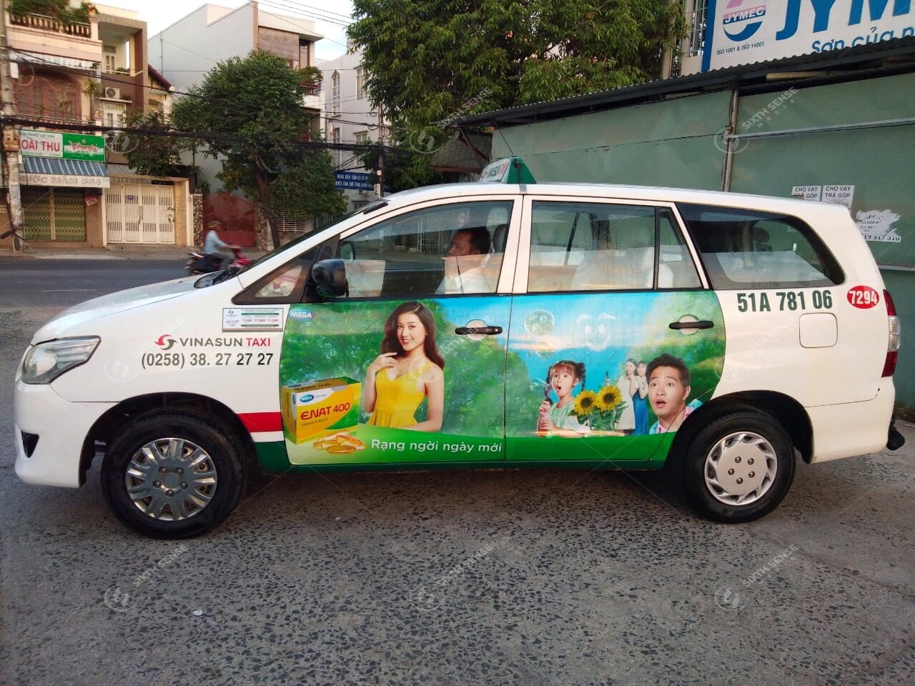 Mega wecare quảng cáo 4 cánh trên xe taxi Vinasun 7 chỗ tại Nha Trang