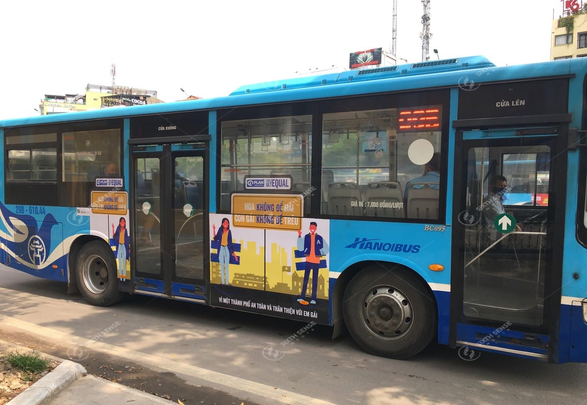 Plan International quảng cáo trên xe bus tuyến 09B tại Hà Nội