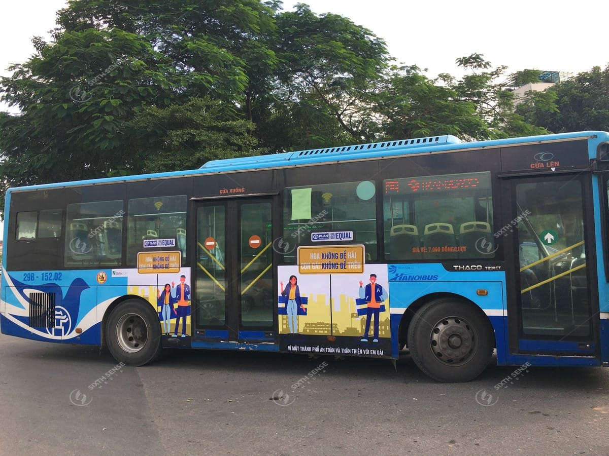 Plan International quảng cáo trên xe bus tuyến 36 tại Hà Nội