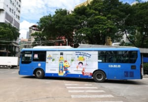 Dầu ăn Kiddy dán quảng cáo tràn kính xe bus tại TPHCM