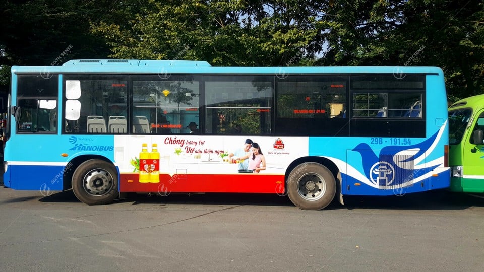 Dầu ăn Neptune dán quảng cáo trên xe bus tại Hà Nội