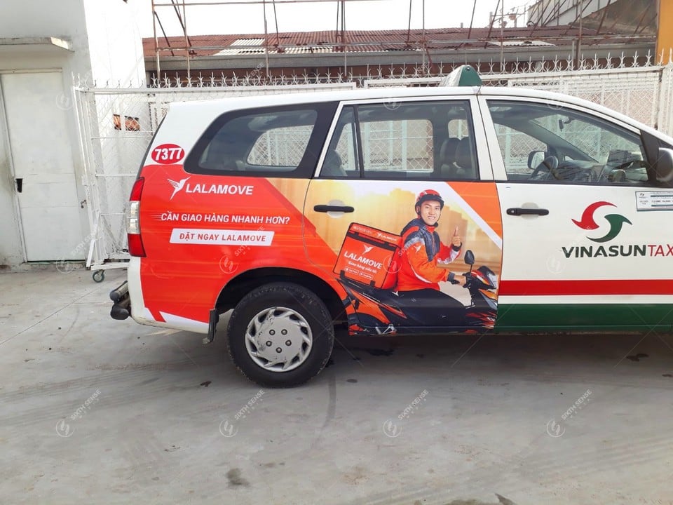 Lalamove quảng cáo trên xe taxi Vinasun tại TPHCM
