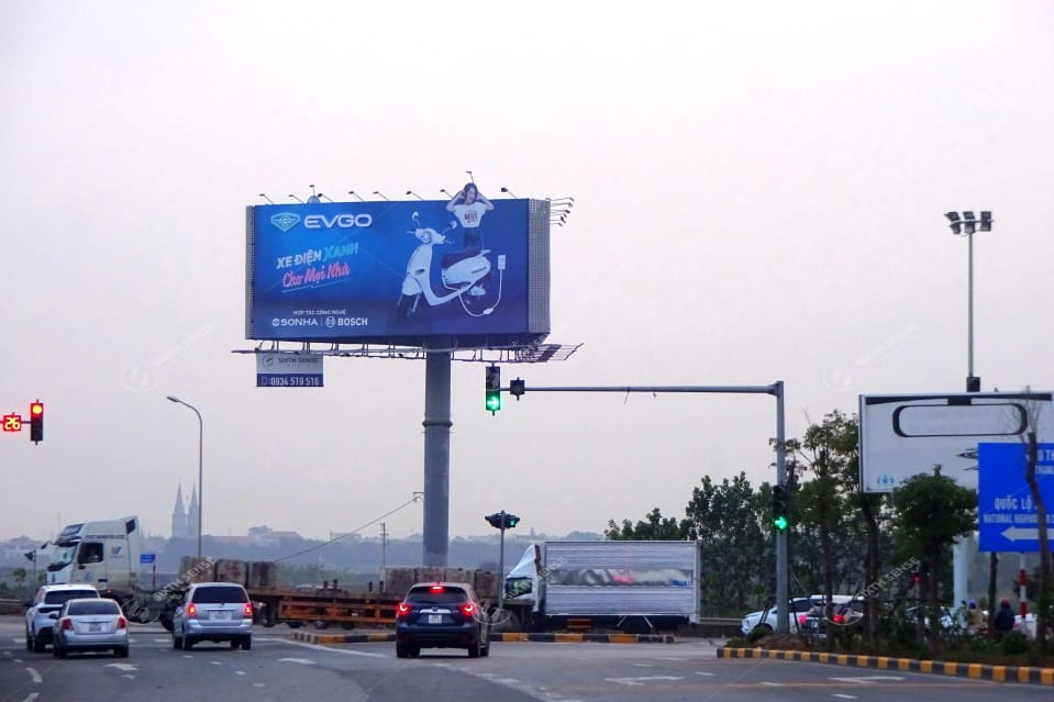 Billboard quảng cáo xe máy điện EVgo của Tập đoàn Sơn Hà