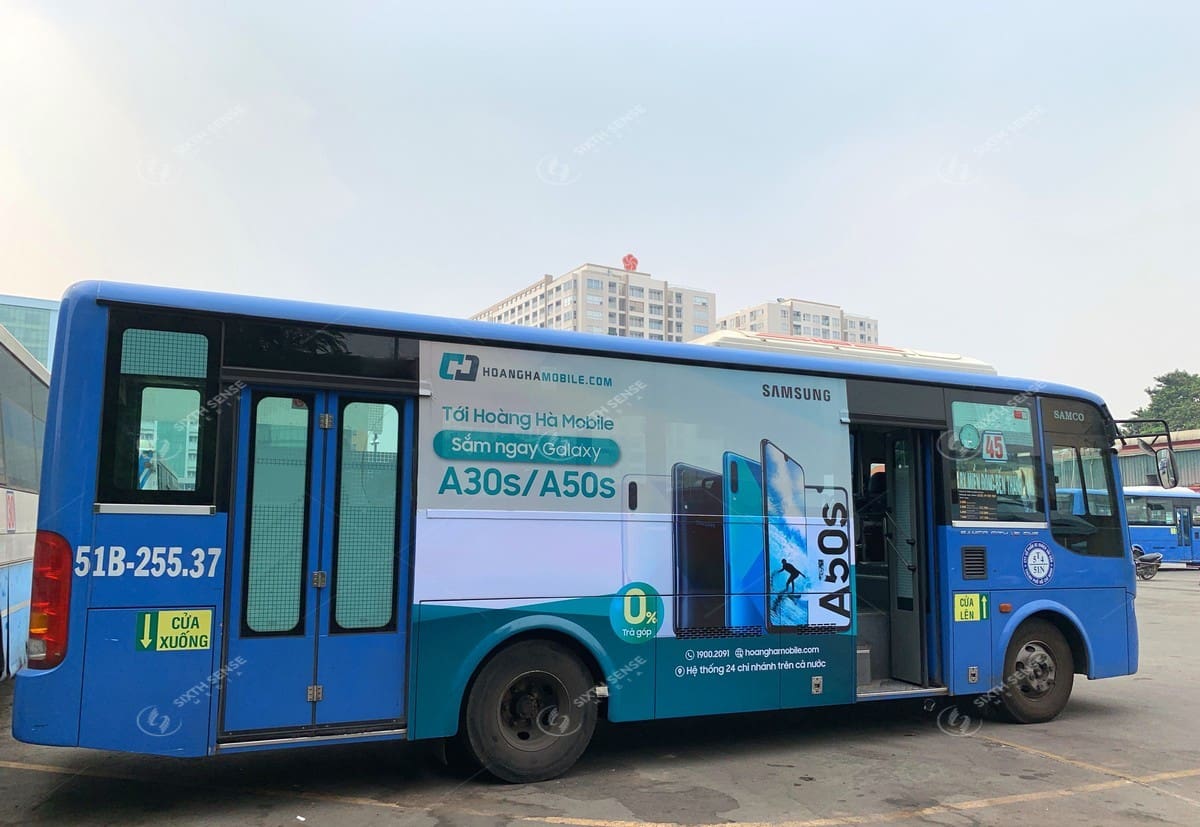 Hoàng Hà Mobile dán quảng cáo tràn kính trên xe buýt TPHCM