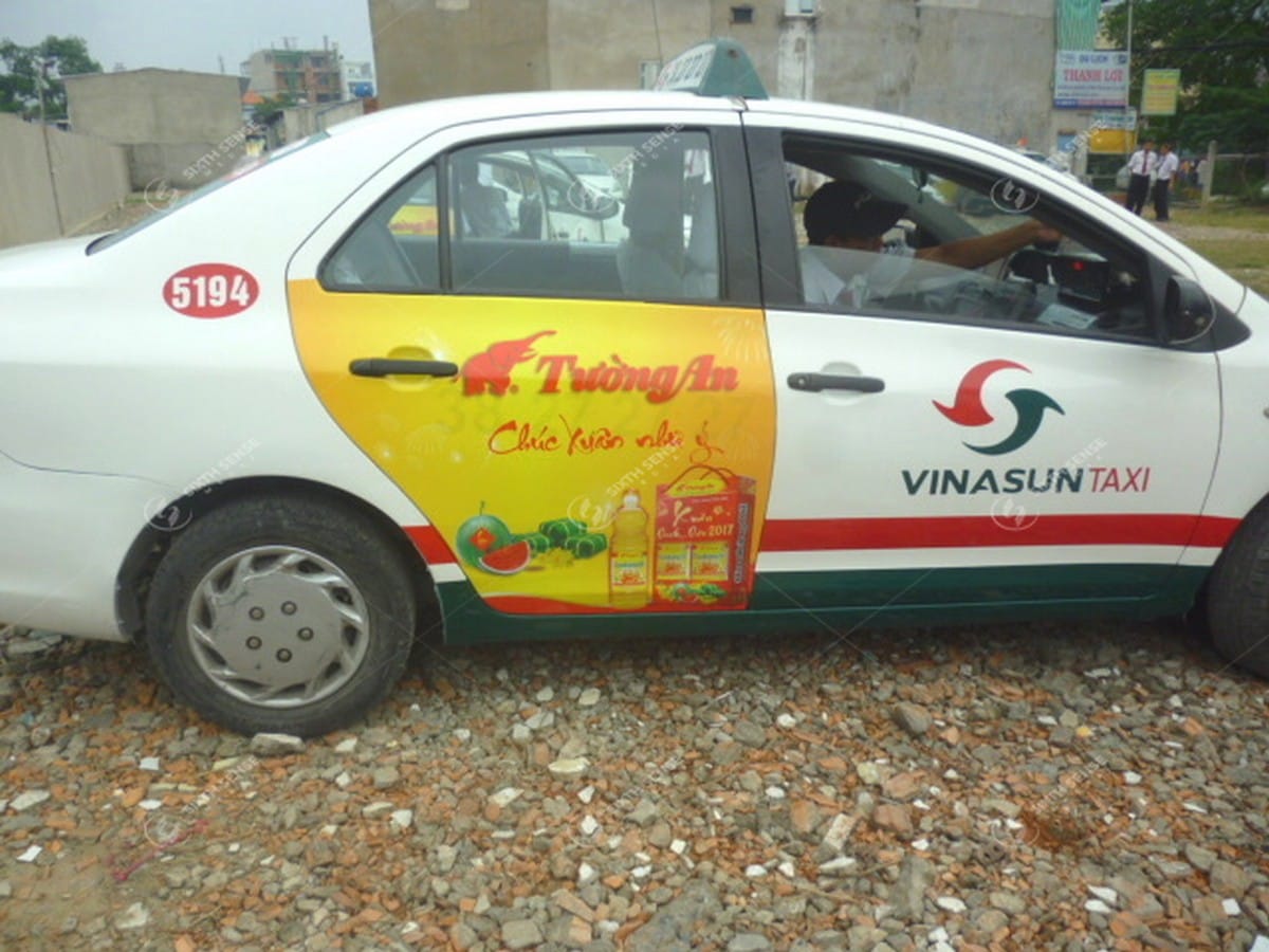 Dầu ăn Tường An quảng cáo trên xe taxi Vinasun tại TPHCM