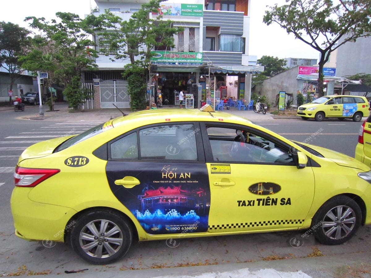 Quảng cáo trên xe taxi Tiên Sa về show diễn Ký ức Hội An