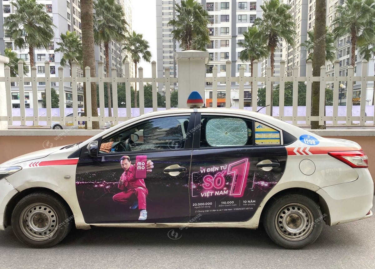 Momo quảng cáo trên taxi Group tại Hà Nội
