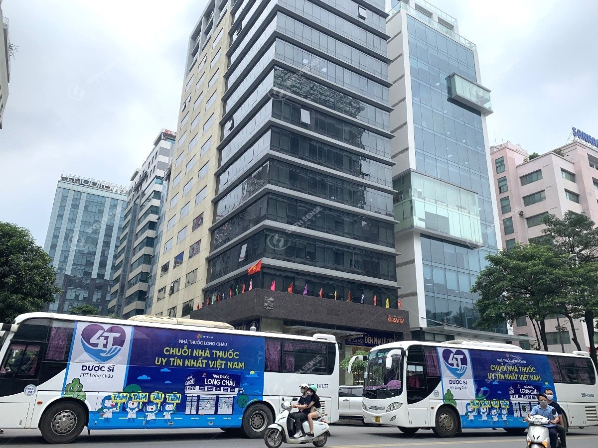 Nhà thuốc Long Châu quảng cáo trên xe ô tô đưa đón cán bộ nhân viên