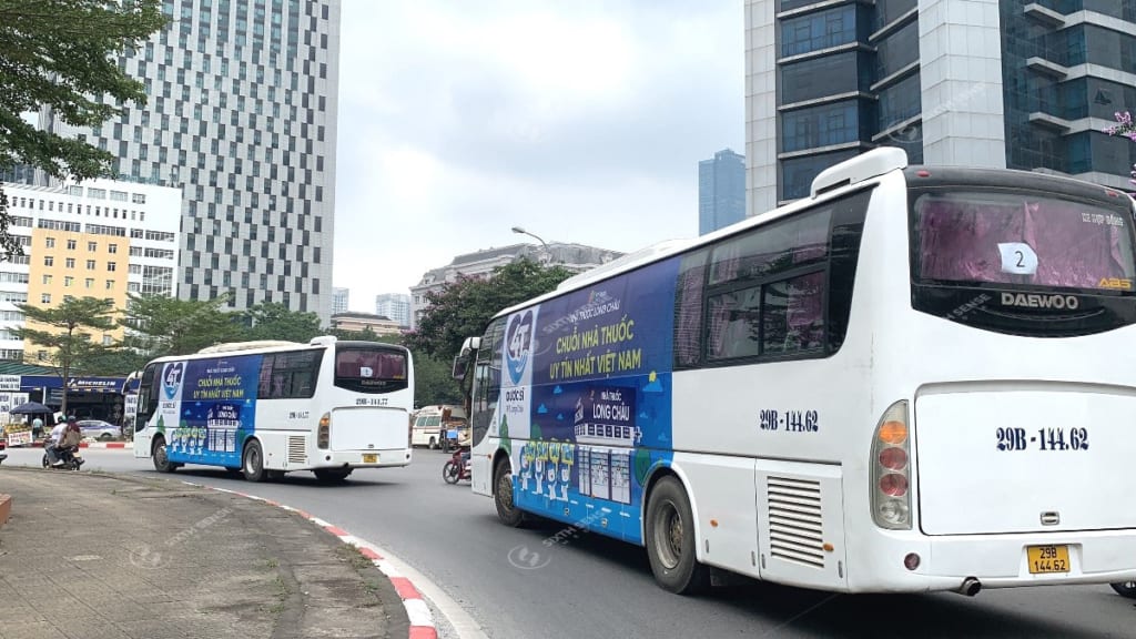 Nhà thuốc Long Châu quảng cáo trên xe ô tô đưa đón cán bộ nhân viên