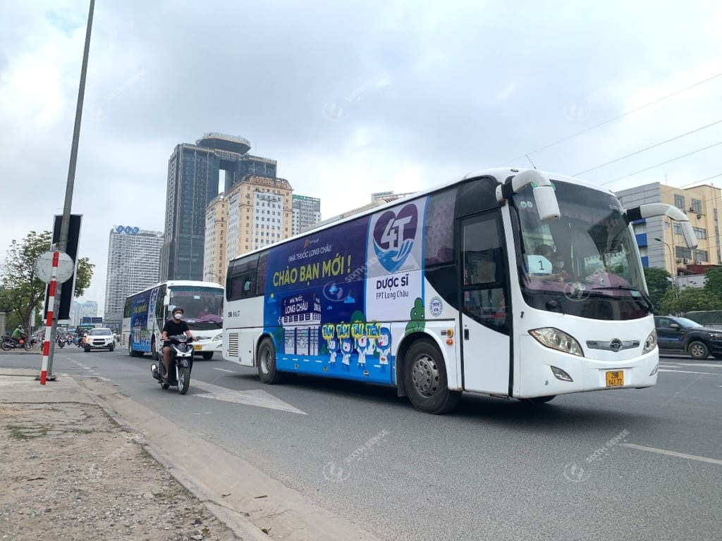 Nhà thuốc Long Châu quảng cáo trên xe ô tô đưa đón cán bộ nhân viên