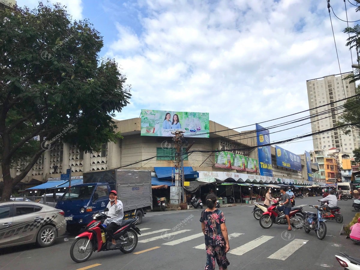 Quảng cáo biển chợ tại TPHCM cho DDVS phụ nữ Dạ Hương