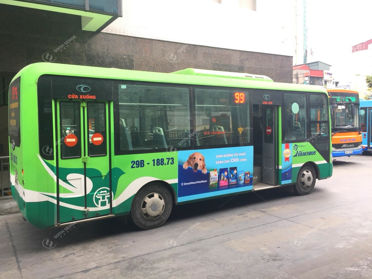 Thức ăn cho thú cưng Me-O quảng cáo trên xe buýt tại Hà Nội