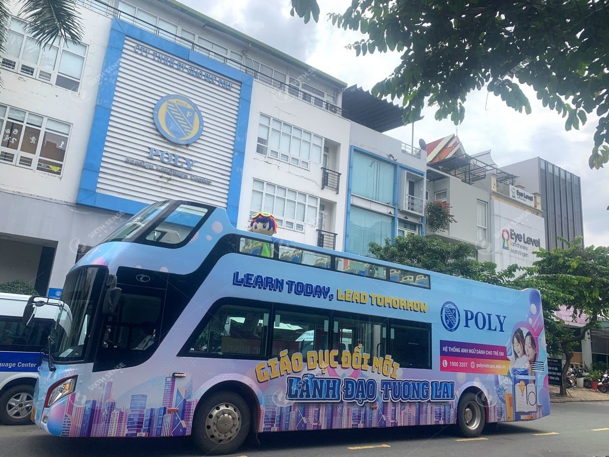 Trung tâm Anh ngữ quốc tế Poly chạy roadshow xe bus 2 tầng