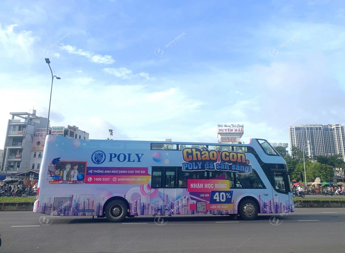 Trung tâm Anh ngữ quốc tế Poly chạy roadshow xe bus 2 tầng