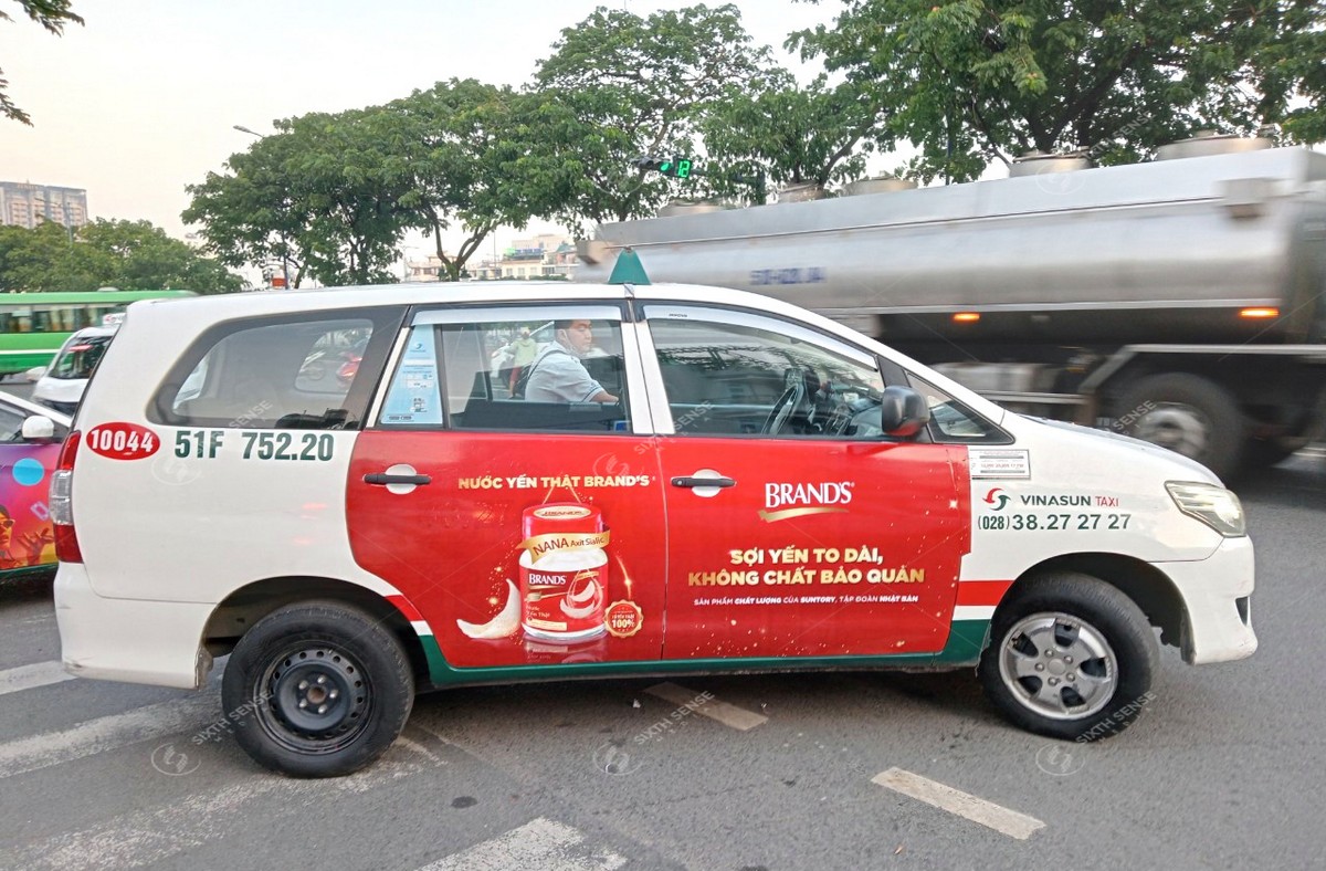 Nước yến thật Brand’s quảng cáo trên xe taxi Vinasun