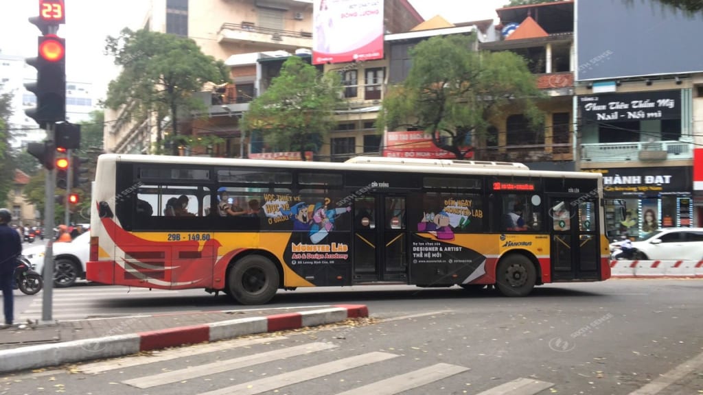 Monster Lab Academy quảng cáo ấn tượng trên xe bus tại Hà Nội