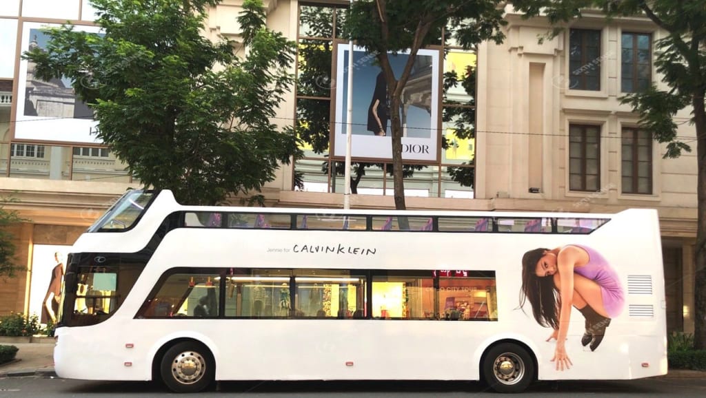 Roadshow xe bus 2 tầng ra mắt BST Calvin Klein X Jennie (BlackPink)