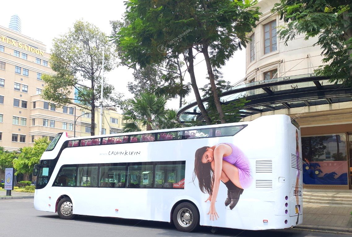 Roadshow xe bus 2 tầng ra mắt BST Calvin Klein X Jennie (BlackPink)