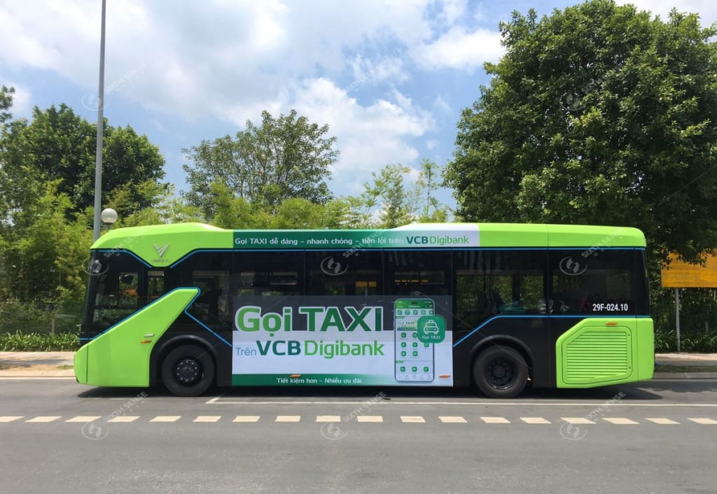 Quảng cáo xe buýt điện VinBus giới thiệu dịch vụ “Gọi Taxi” của VCB