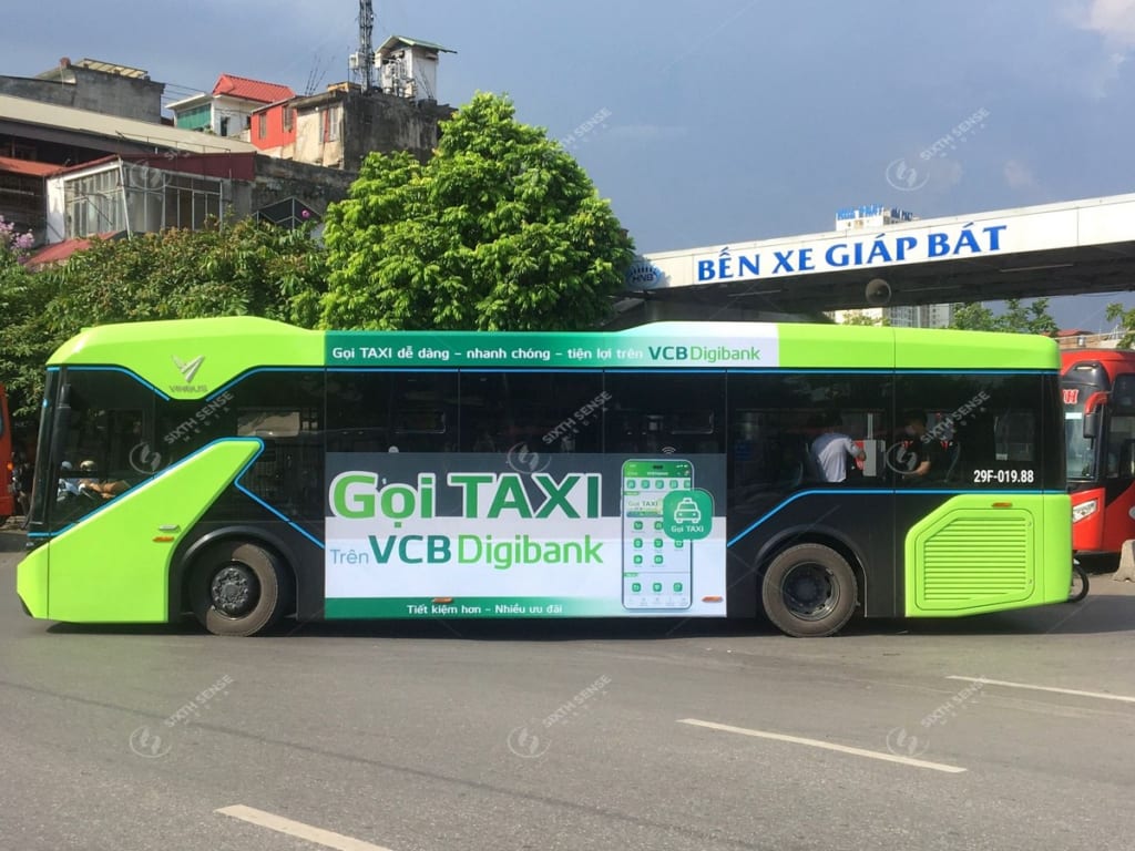 Quảng cáo xe buýt điện VinBus giới thiệu dịch vụ “Gọi Taxi” của VCB