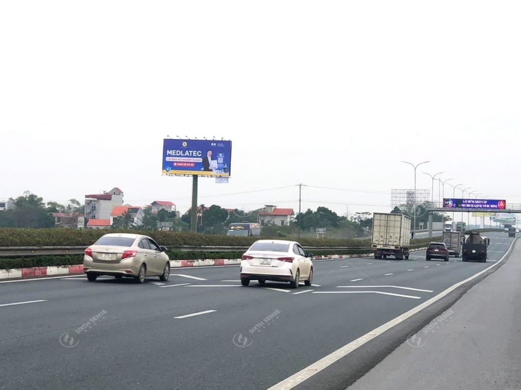 Billboard quảng cáo về dịch vụ xét nghiệm tại nhà của Medlatec