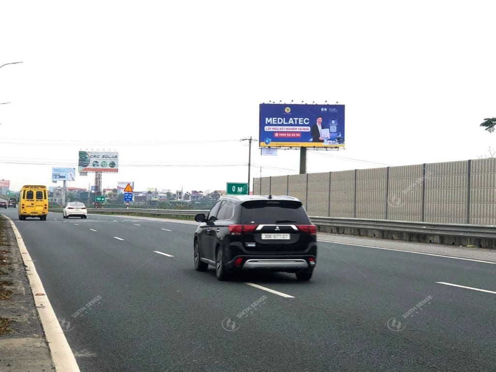 Billboard quảng cáo về dịch vụ xét nghiệm tại nhà của Medlatec