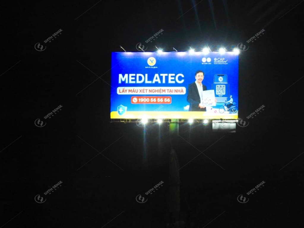 Billboard quảng cáo về dịch vụ xét nghiệm tại nhà của Medlatec