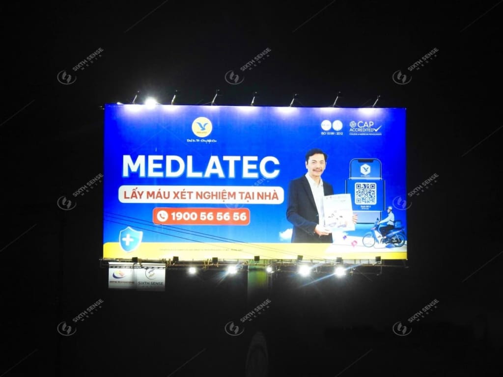 Billboard quảng cáo về dịch vụ xét nghiệm tại nhà của Medlatec