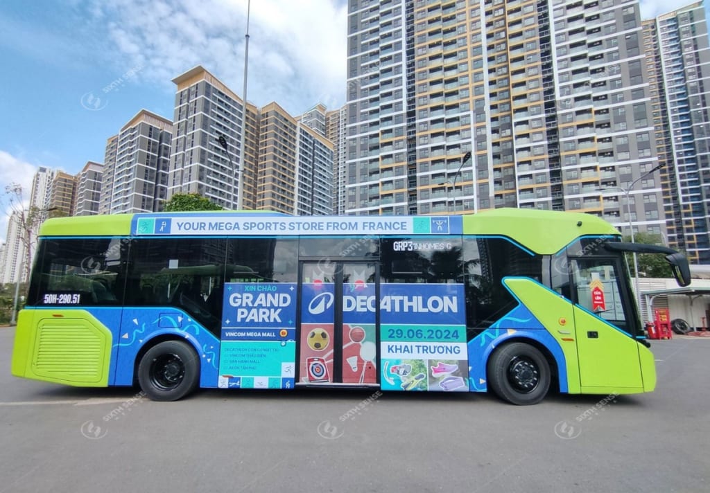 Quảng cáo trên xe bus điện VinBus của nhãn hàng Decathlon