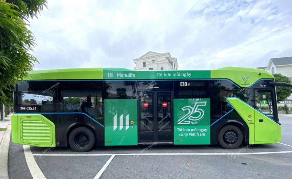 Manulife quảng cáo trên xe bus điện VinBus