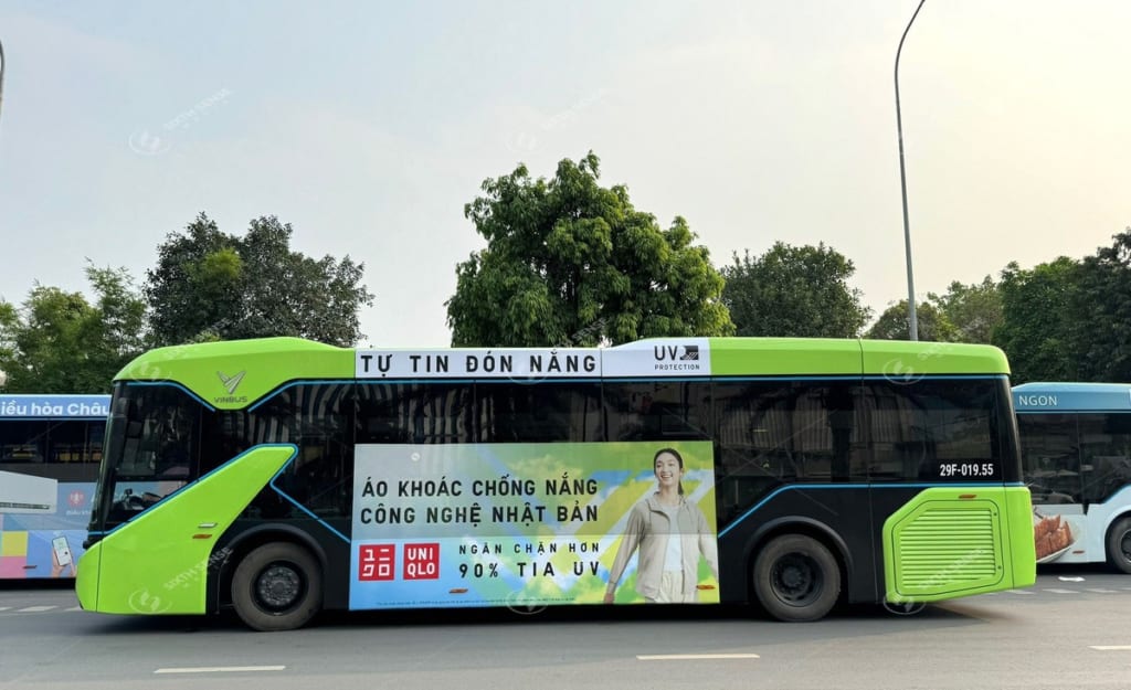 Uniqlo quảng cáo trên VinBus