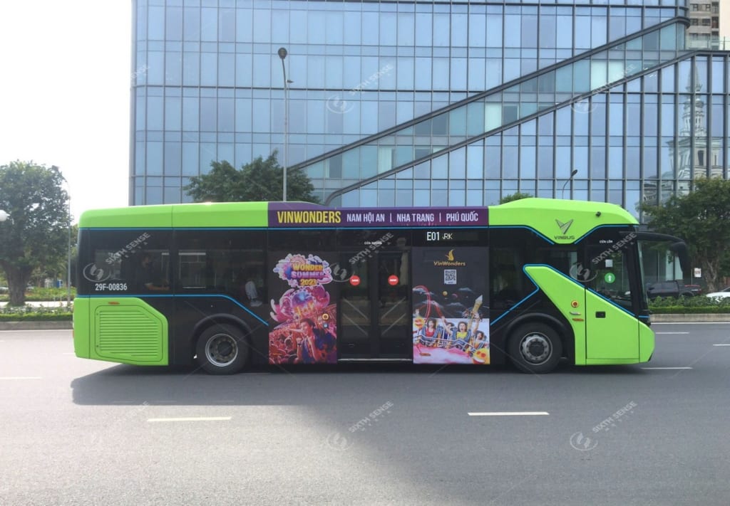 VinWonder dán quảng cáo bên ngoài xe bus điện VinBus