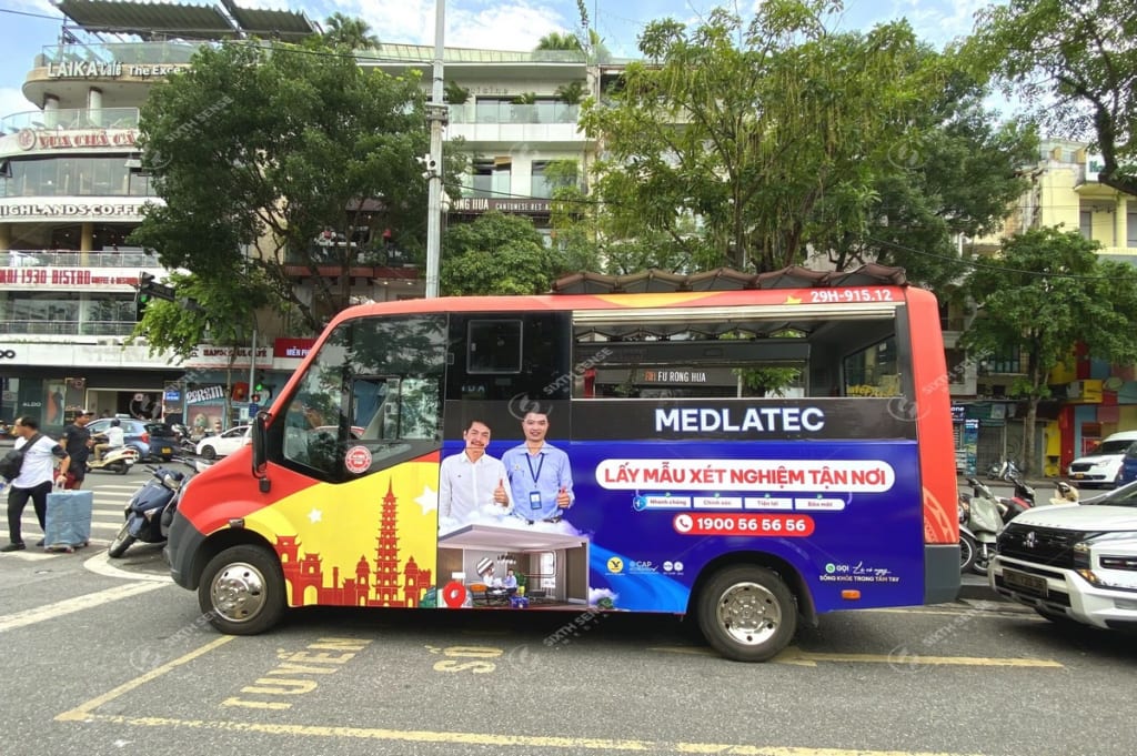 Medlatec quảng cáo trên xe bus City Tour 03 tại Hà Nội