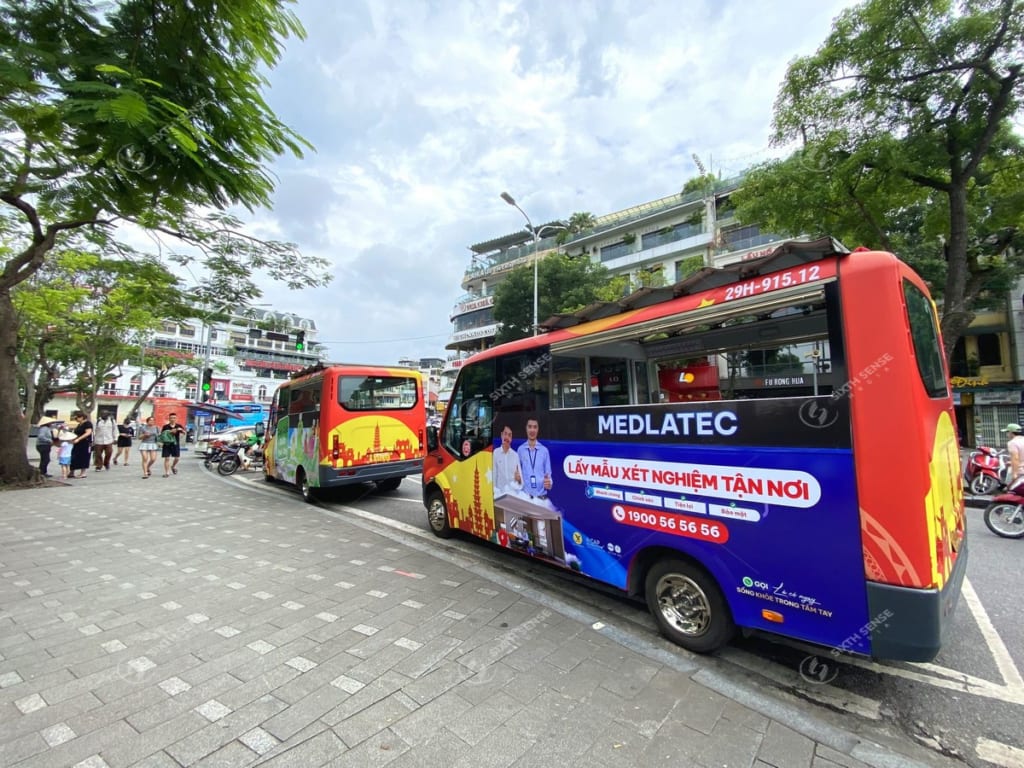 Medlatec quảng cáo trên xe bus City Tour 03 tại Hà Nội