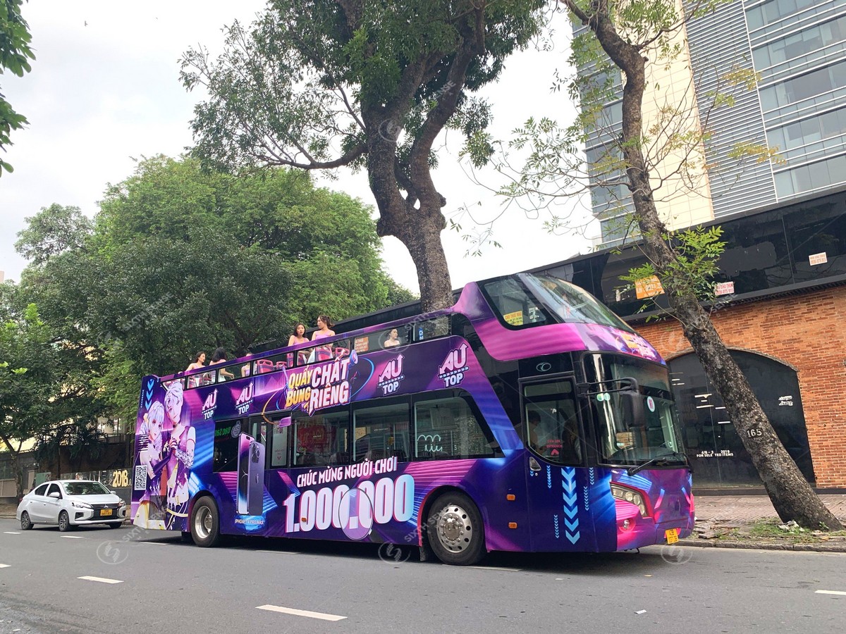 AU TOP tổ chức roadshow xe bus 2 tầng mừng người chơi thứ 1 triệu