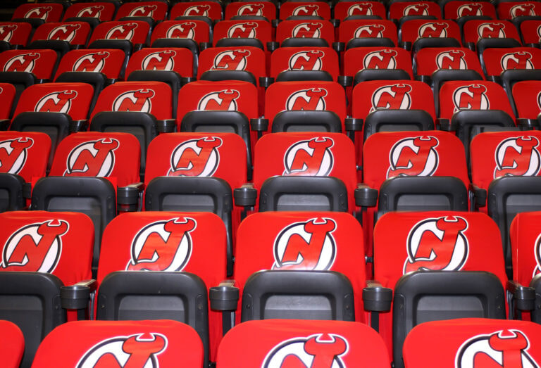 Ghế khán đài sân vận động in logo của New Jersey Devils tạo điểm nhấn thương hiệu trong khu vực khán giả.