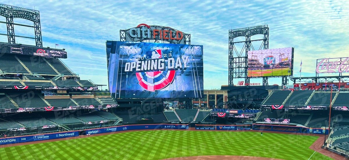 Màn hình LED lớn hiển thị nội dung sự kiện tại Citi Field bên trong sân vận động thể thao.