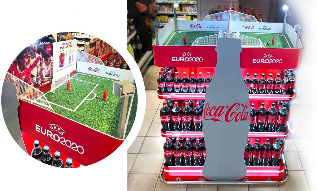 POSM trưng bày sản phẩm nước giải khát theo chủ đề sân bóng mini trong cửa hàng, lấy cảm hứng từ giải đấu UEFA Euro 2020