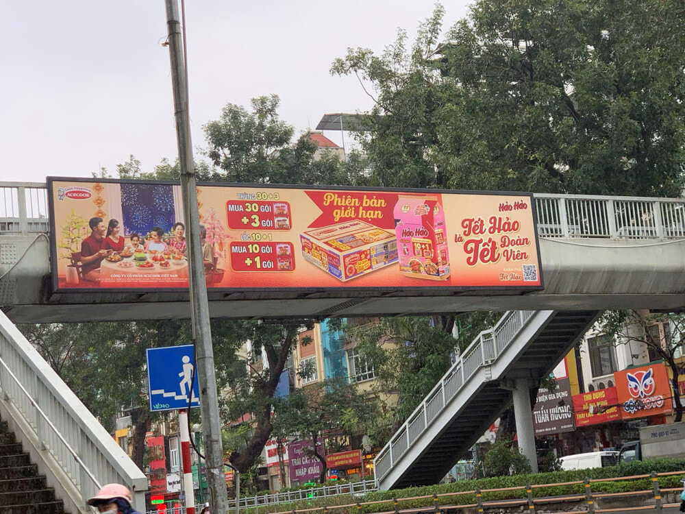 biển quảng cáo trên cầu vượt đi bộ